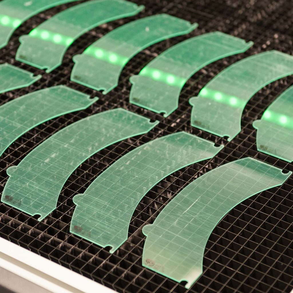 Technische Kunststoffteile von RIWA Display GmbH: Schnell und präzise hergestellt mit Laser, Fräse und Schneidmaschine.